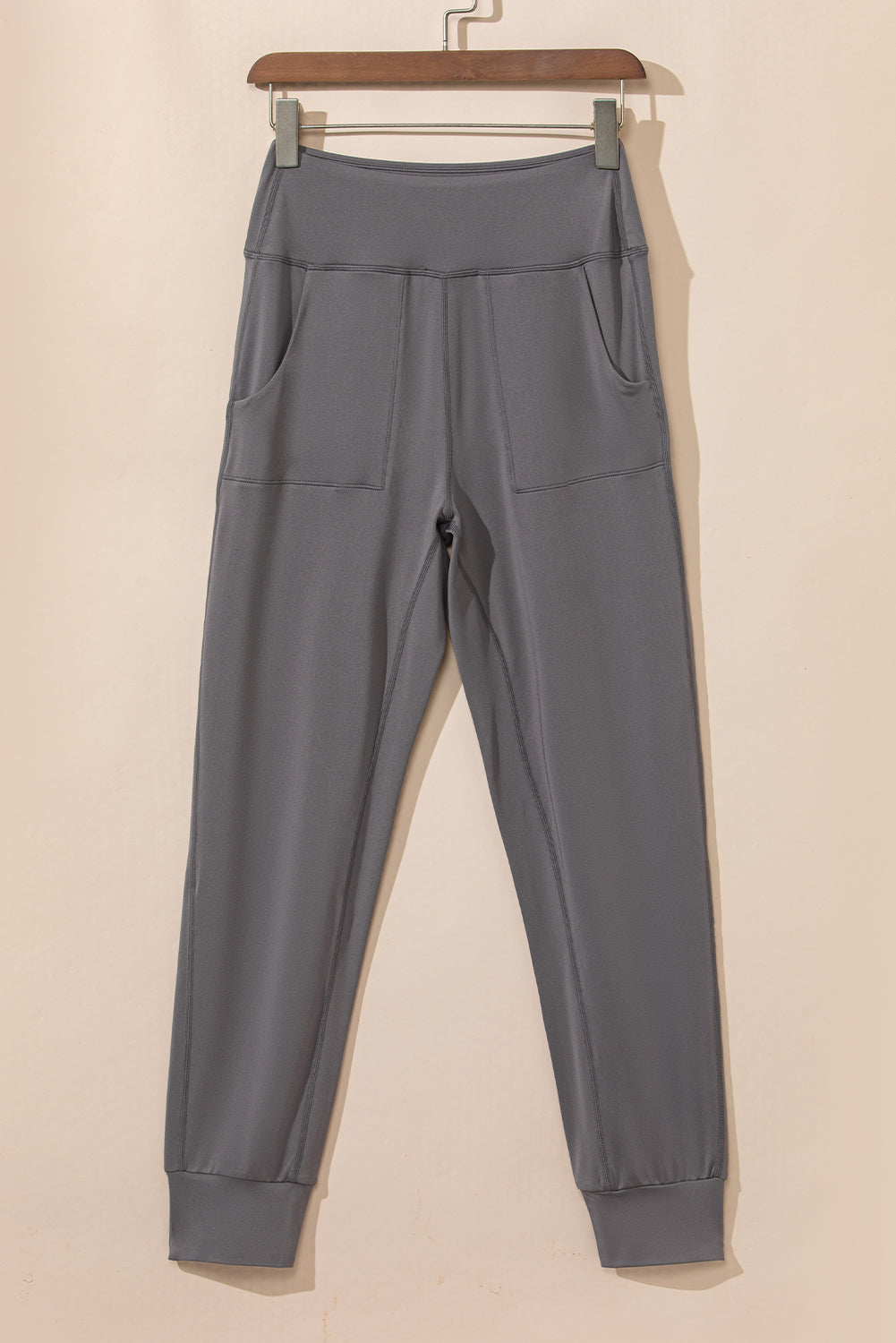 High waisted jogging pants with pockets and exposed seams in medium gray