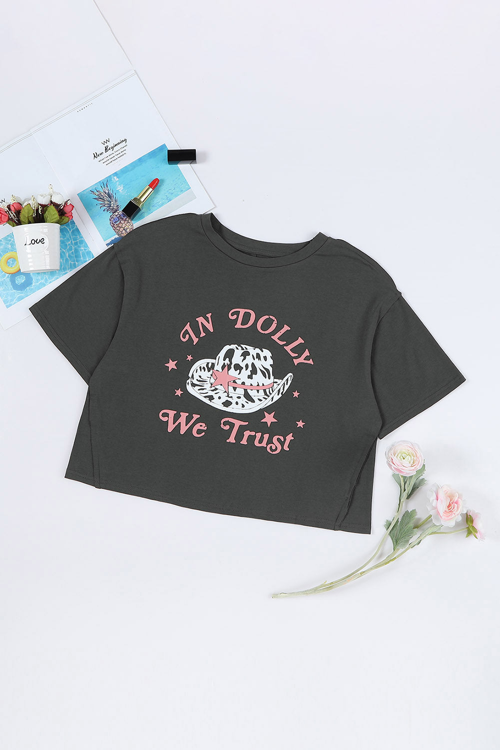 T-shirt graphique WE TRUST IN DOLLY Western Fashion gris