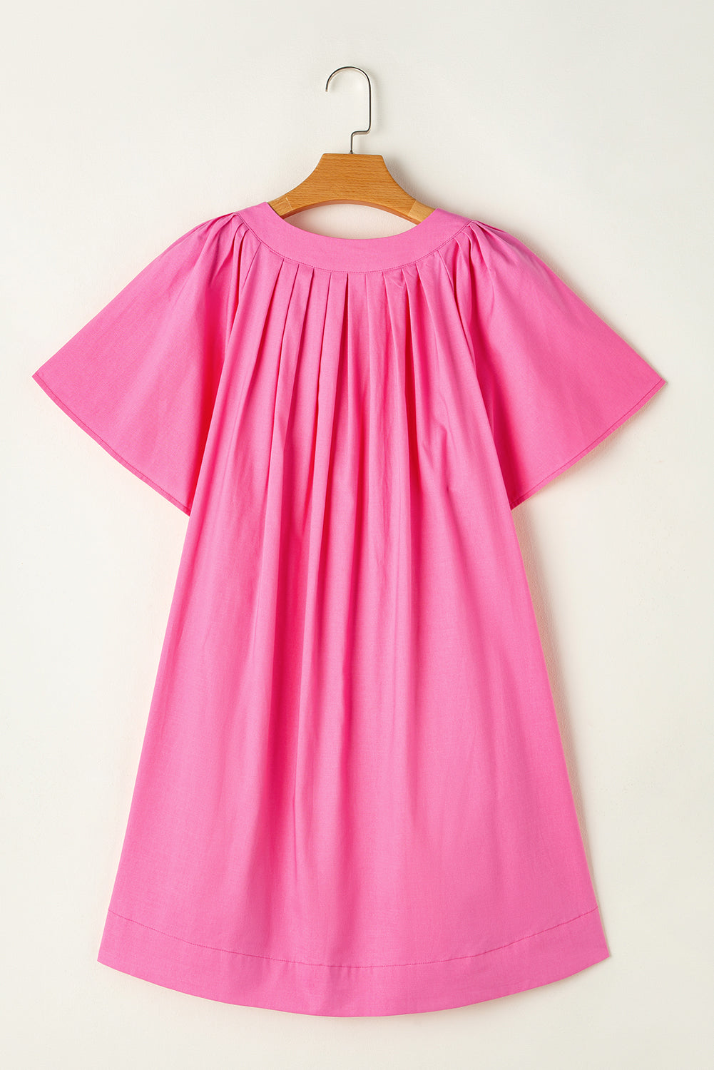 Bonbon pleated straight dress with slit, V-neck and short flowing sleeves