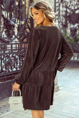 Robe droite en velours texturé marron foncé à col en V