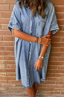 Robe chemise en chambray bleu clair à manches courtes et à lavage moyen