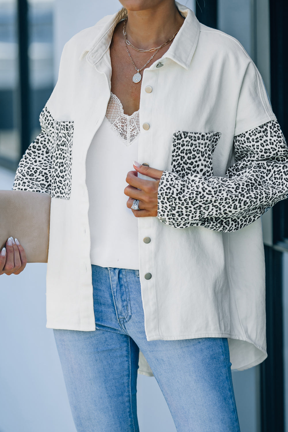 Veste en jean léopard à contraste blanc