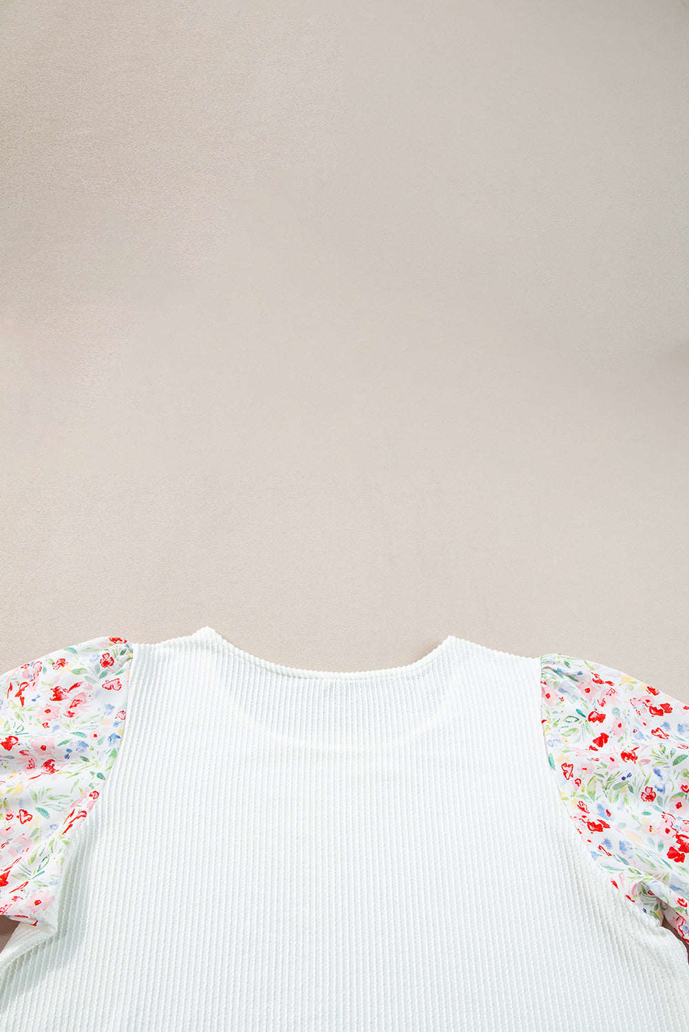 Blancos de manga de hojaldre floral contraste blusa de talla grande