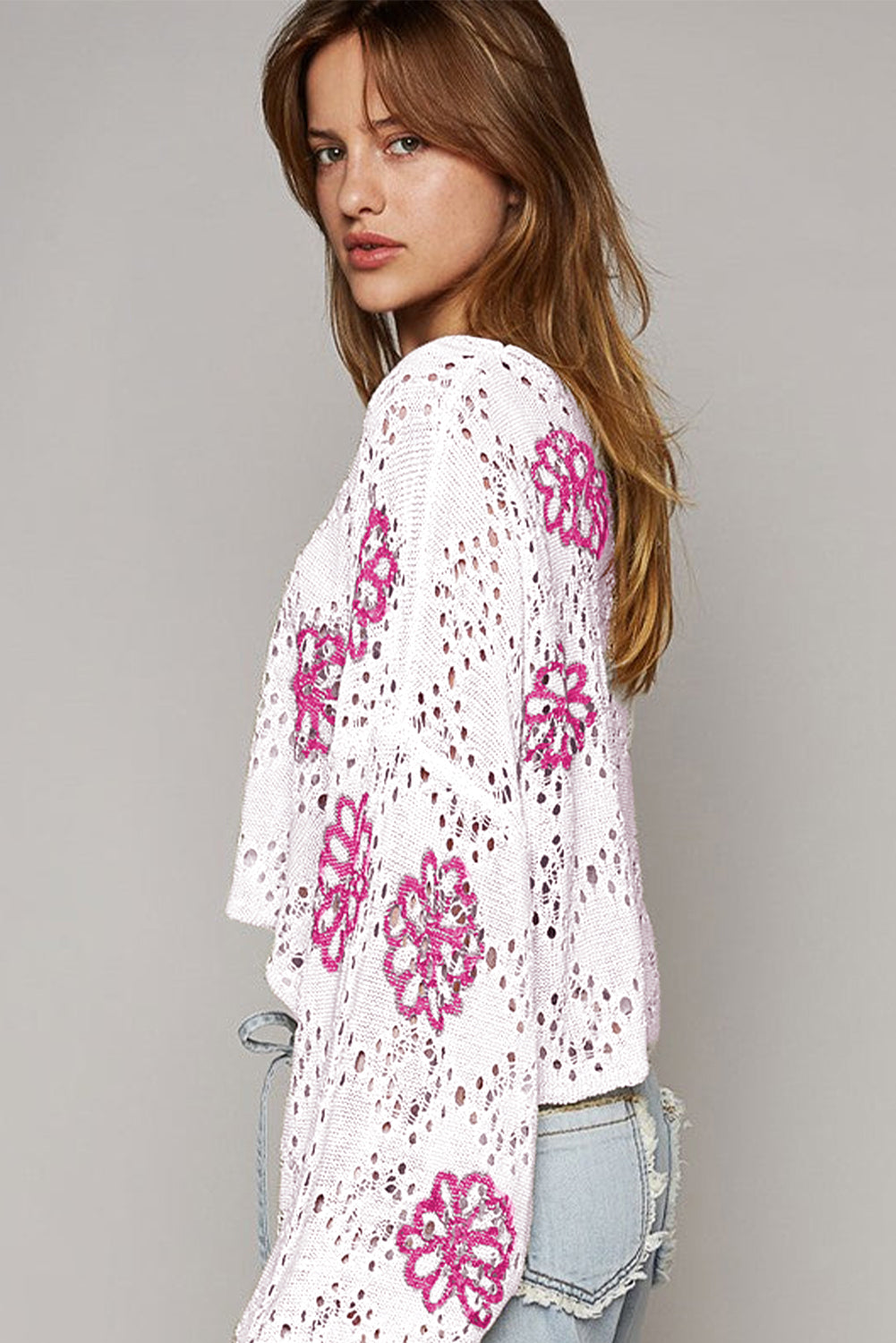 Sweater blanco de hombro blanco y ojales con estampado floral contrastante