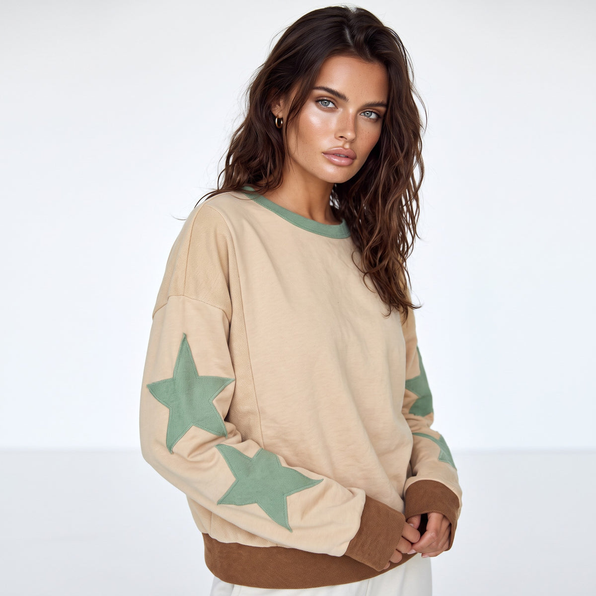 Sweat-shirt oversize parchemin à coutures apparentes et patchwork étoilé