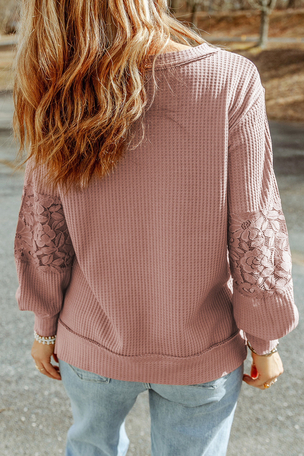 Haut à manches longues et col en V à bretelles en dentelle gaufrée rose