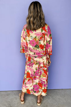 Kimono rose à imprimé floral et ouvert sur le devant avec ceinture