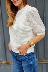T-shirt blanc en tricot gaufré à manches bouffantes en broderie anglaise