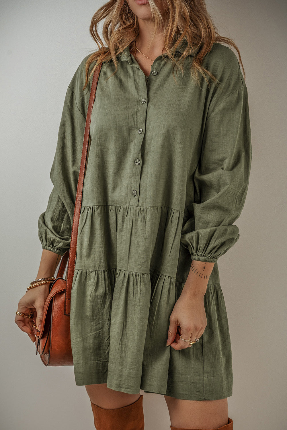 Mini-Robe folded shirt buttoned with puffy sleeves and several jungle green levels