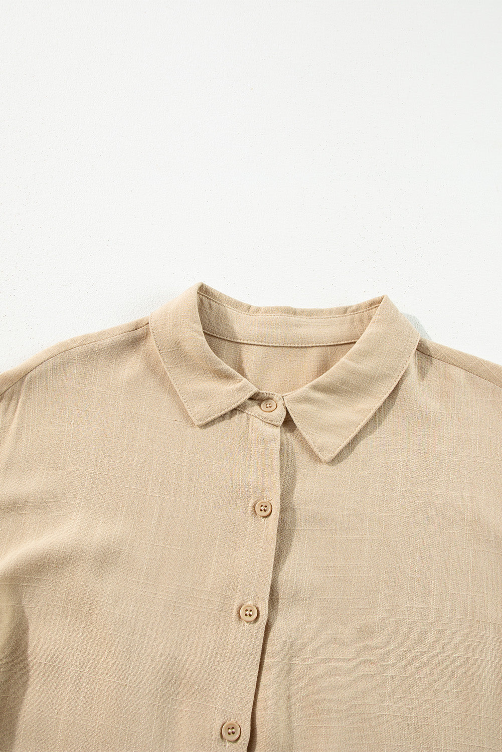Mini-robe chemise plissée boutonnée à manches bouffantes et à plusieurs niveaux marron clair