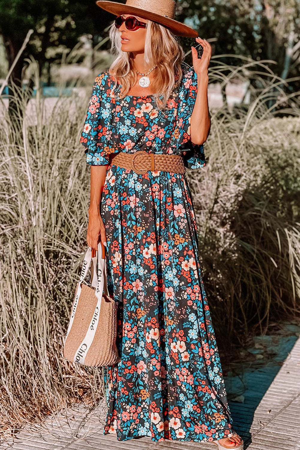 Robe longue à fleurs bleu ciel nouée dans le dos et col carré