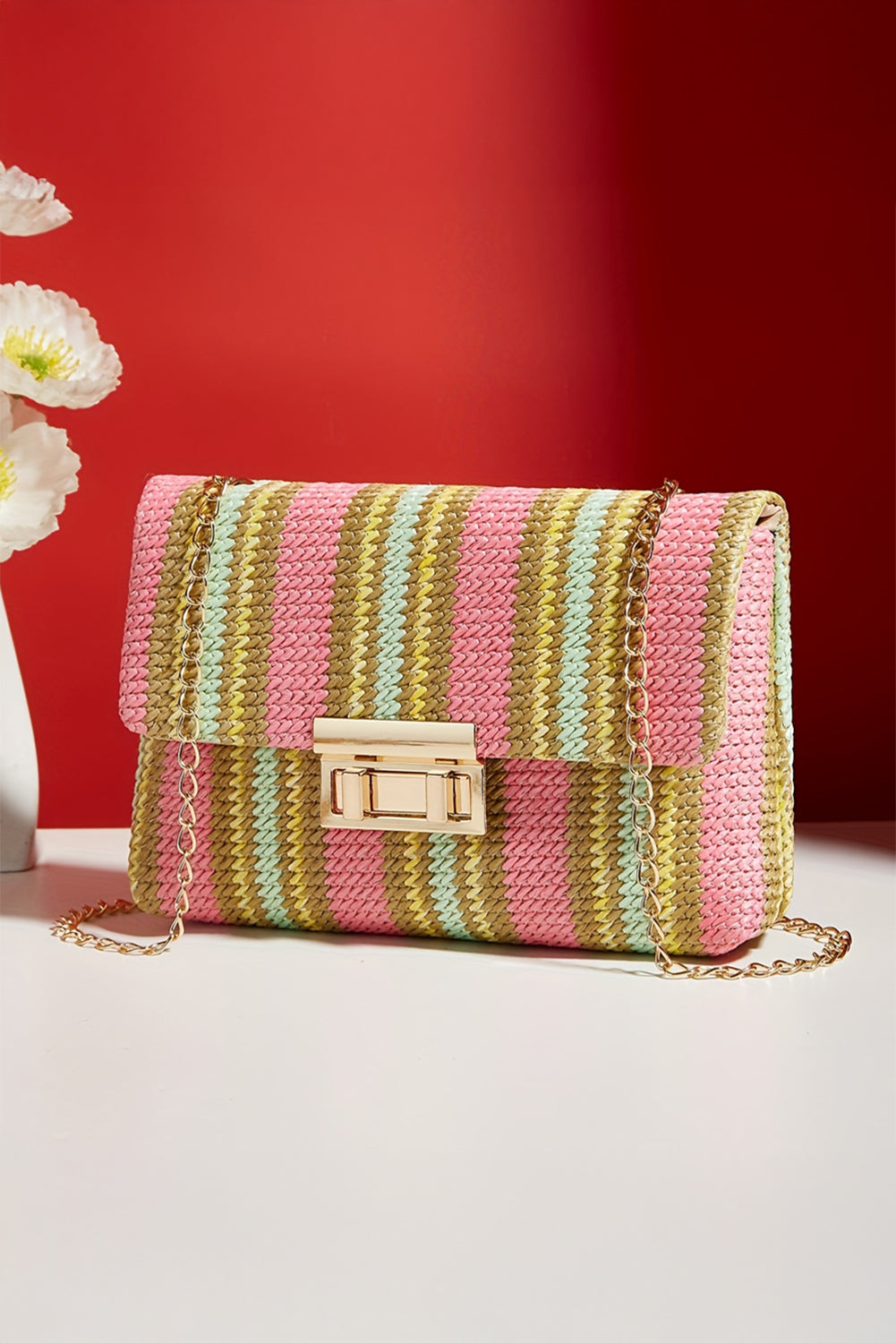 Petit sac d’épaule rose en paille tressée à rayures et chaîne