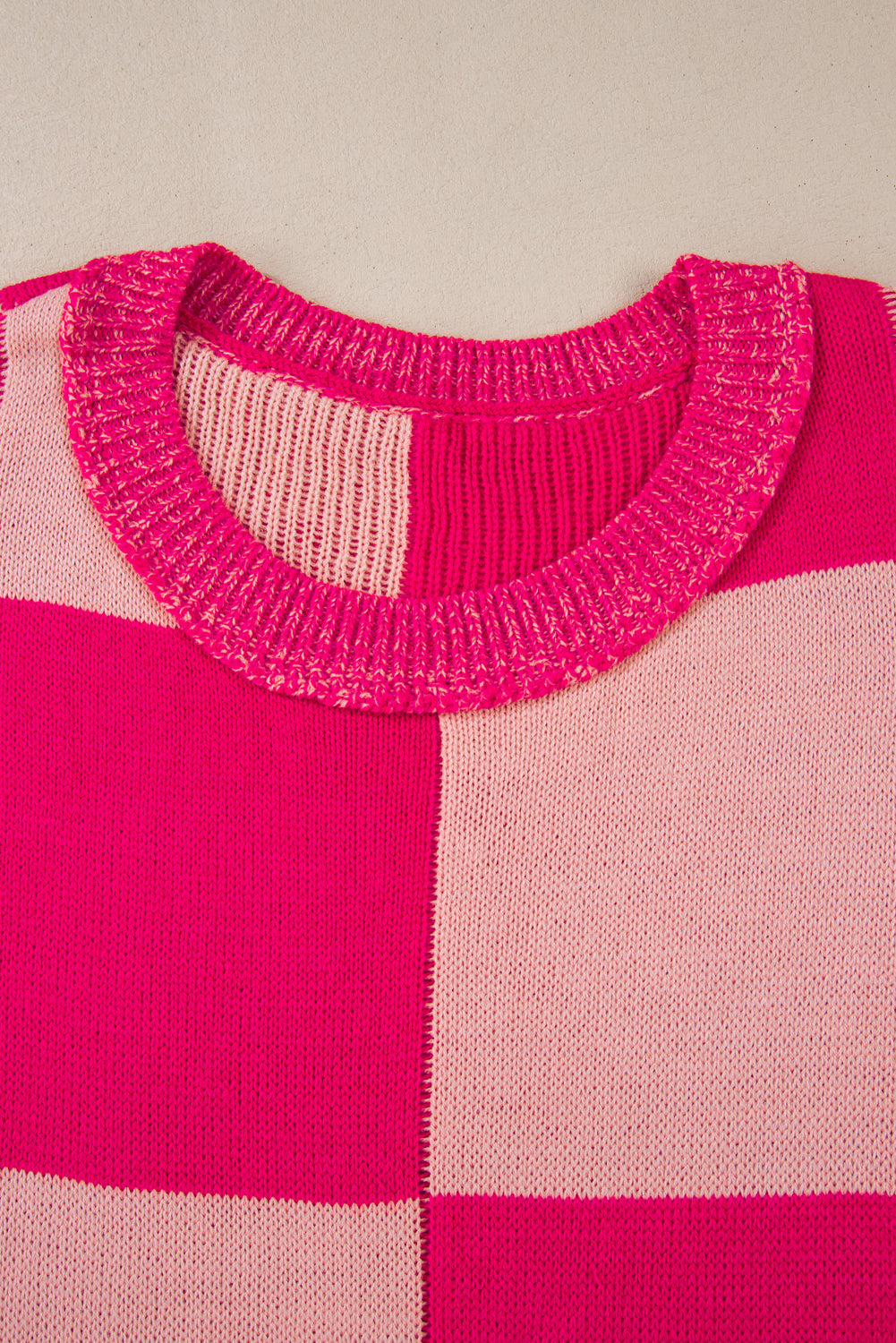 Pull ample à motif à carreaux mélangés Rose rouge, épaules tombantes