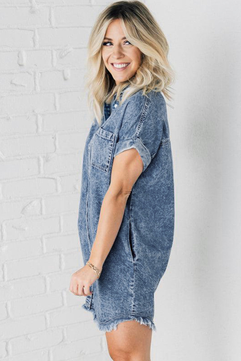 Robe en jean bleu délavé minéral avec manches à revers et ourlet effiloché