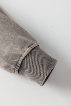 Sudadera gris con capucha con costuras minerales y aparentes