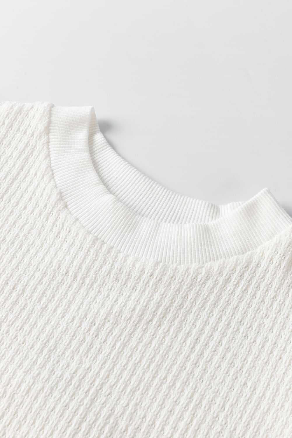T-shirt blanc en tricot gaufré à manches bouffantes en broderie anglaise