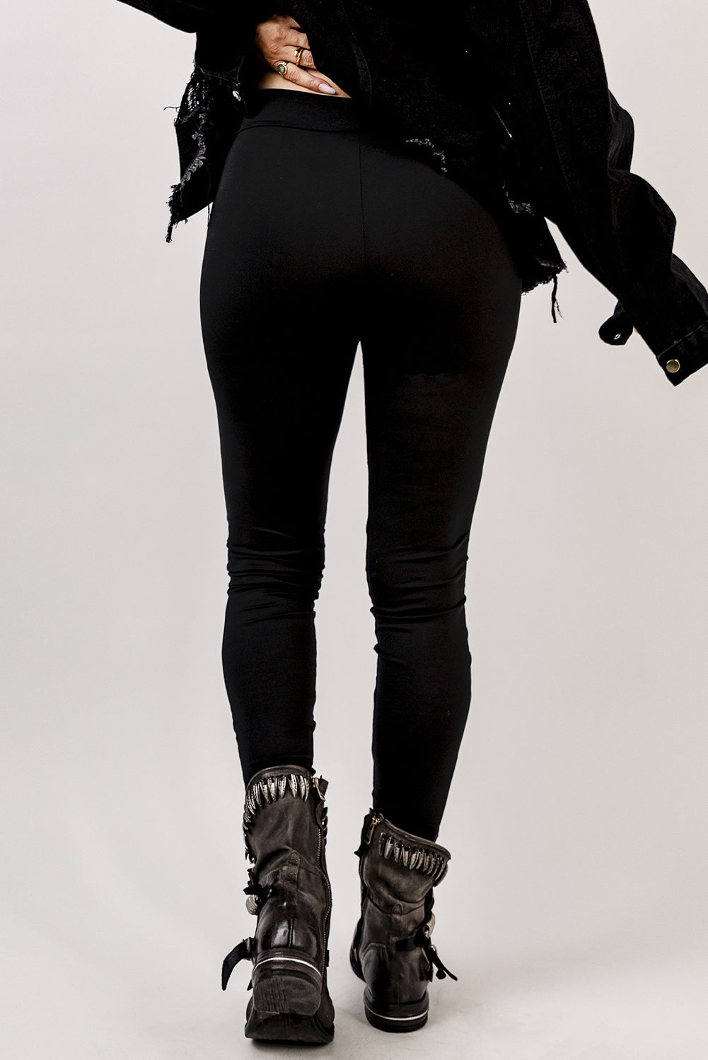 Legging de lacet de grommet noir à l'avant