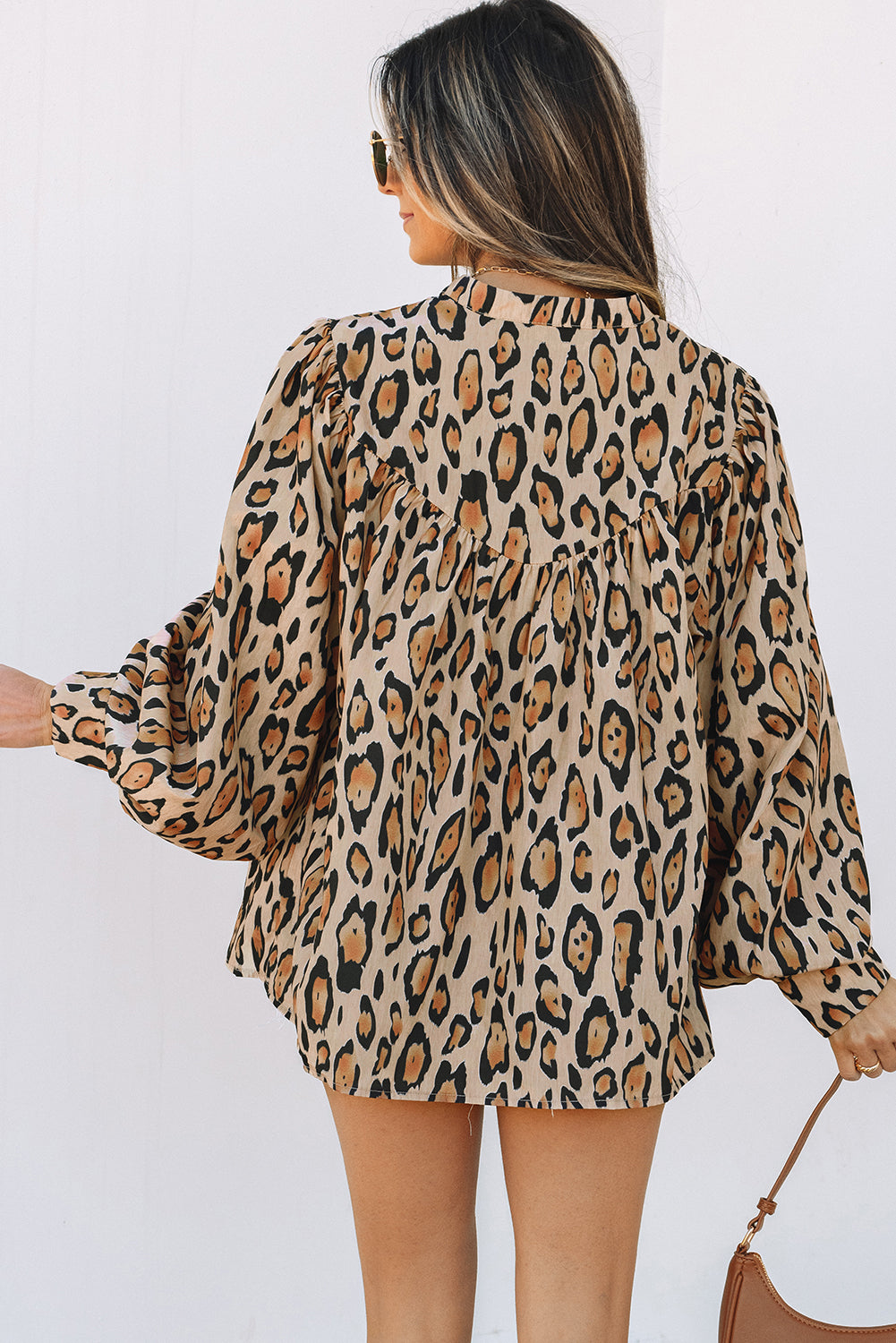 Camisa relajada de gran tamaño beige con estampado de leopardo y mangas de pelota