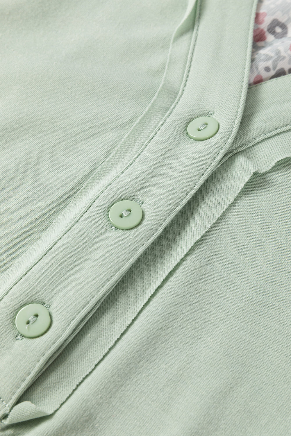 Haut ample Henley à manches bulles imprimé contrasté vert Meadow Mist avec fentes