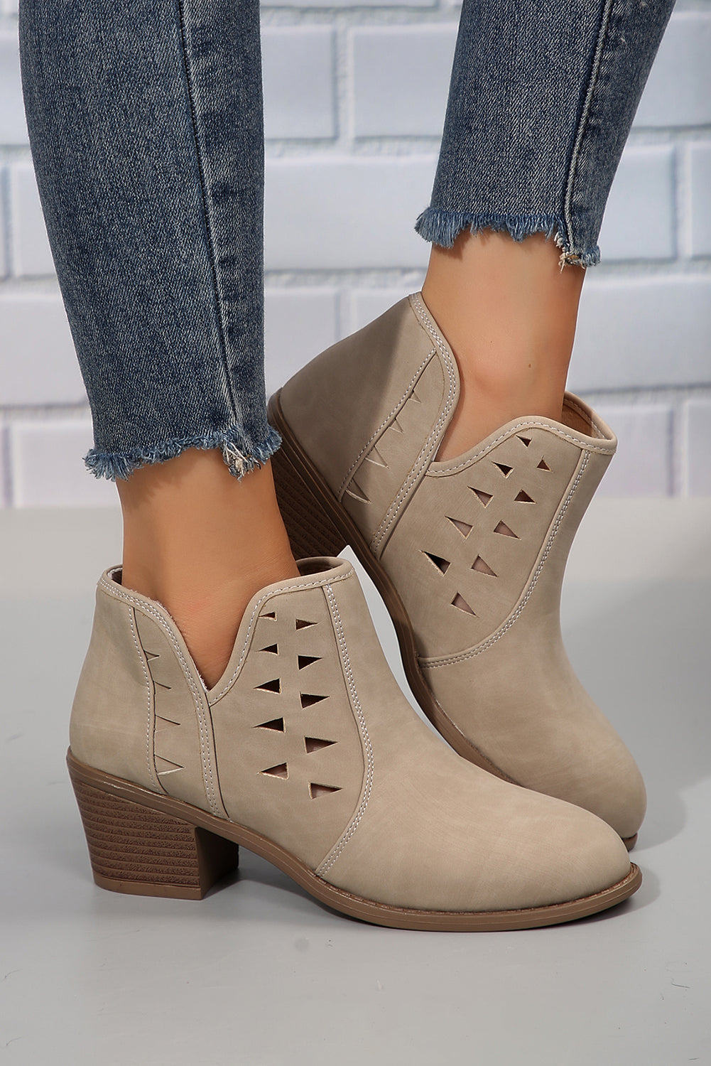 Bottines beiges ajourées à bout pointu et talon, effet daim