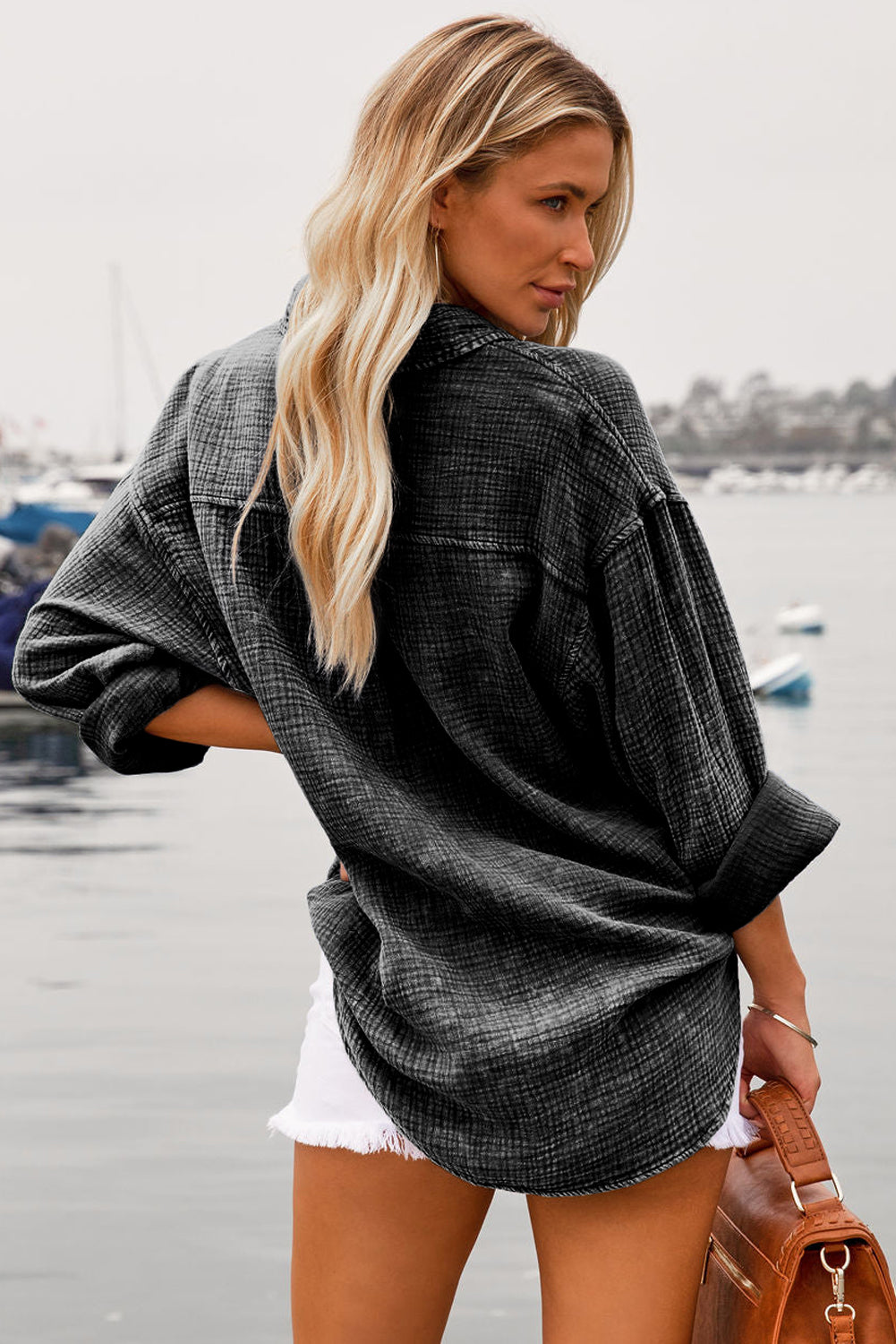 Chemise noire texturée froissée avec poches poitrine et délavé minéral-A WOMAN WE LOVE