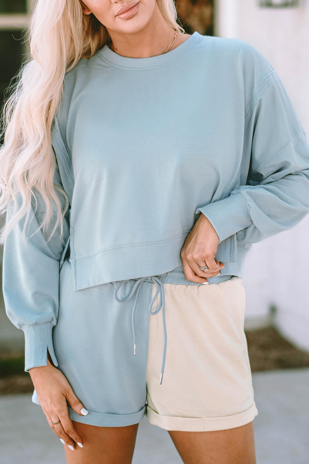 Ensemble short et sweat-shirt bleu ciel à ourlet fendu