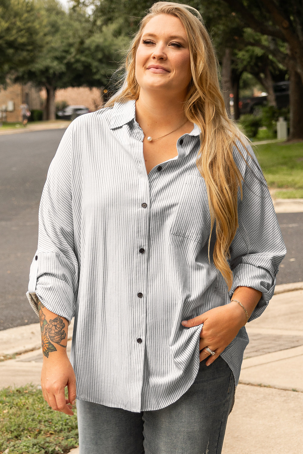 Chemise blanche boutonnée à manches retroussées et à rayures, grande taille