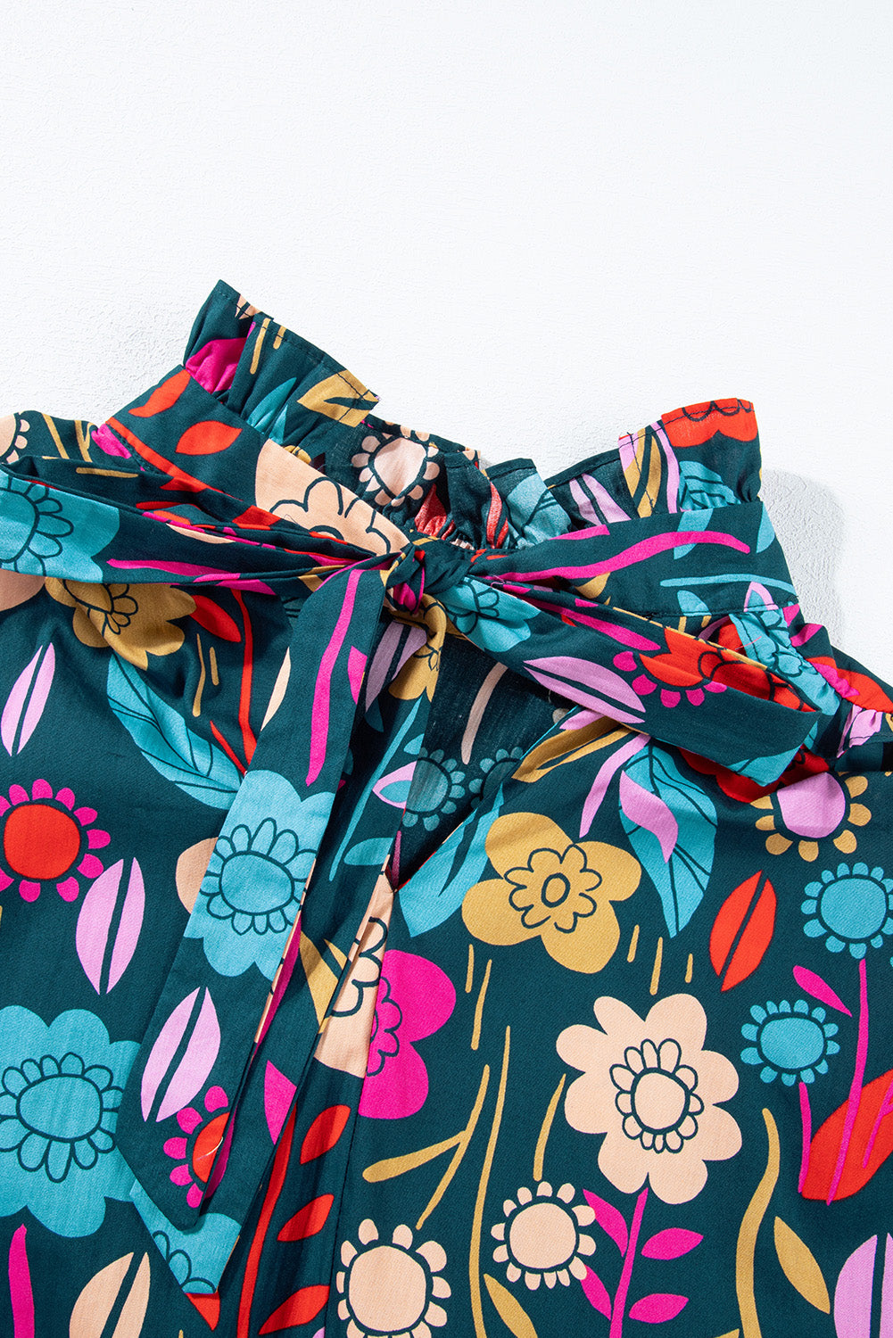 Chemisier vert à imprimé floral, manches bouffantes, noué à col en V-A WOMAN WE LOVE