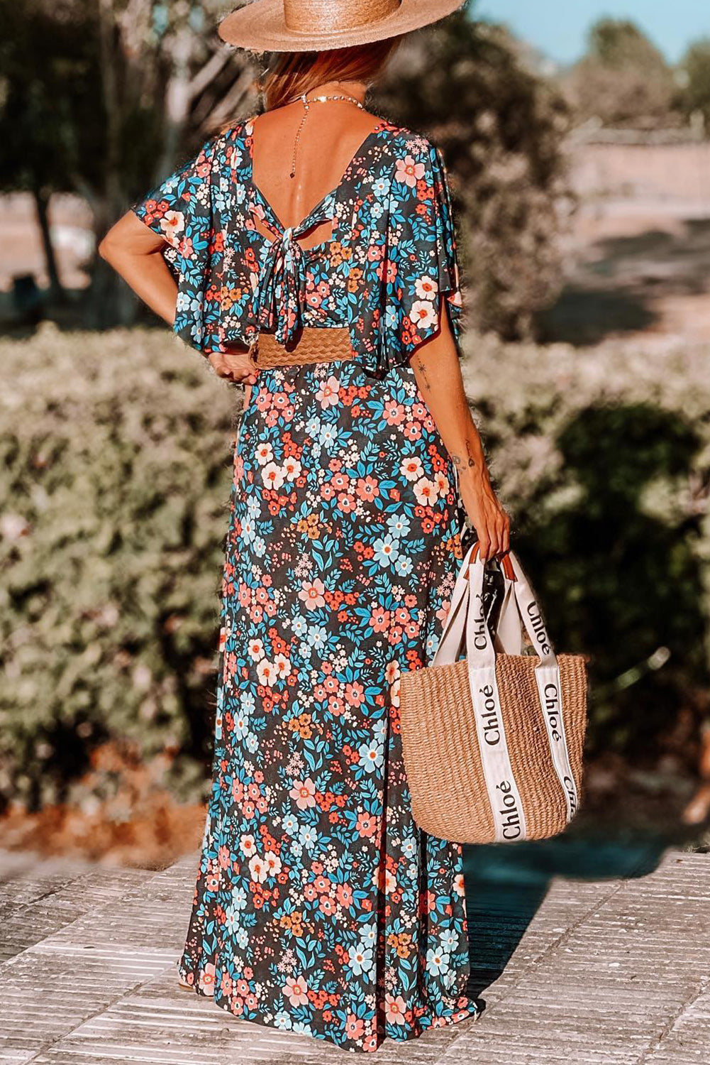 Robe longue à fleurs bleu ciel nouée dans le dos et col carré