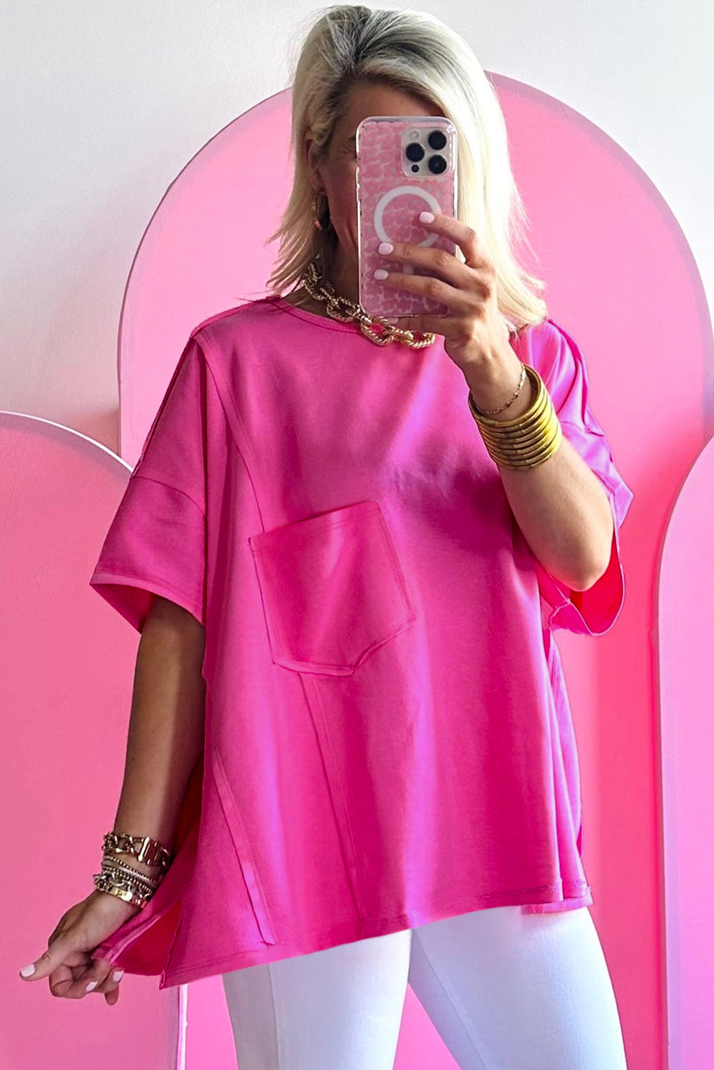 Camiseta de gran tamaño en rosa brillante con bolsillo chapado y costuras aparentes