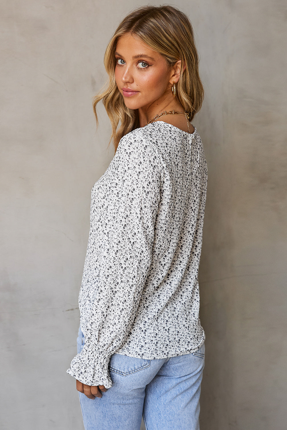 Blouse noire à manches  à volants-A WOMAN WE LOVE