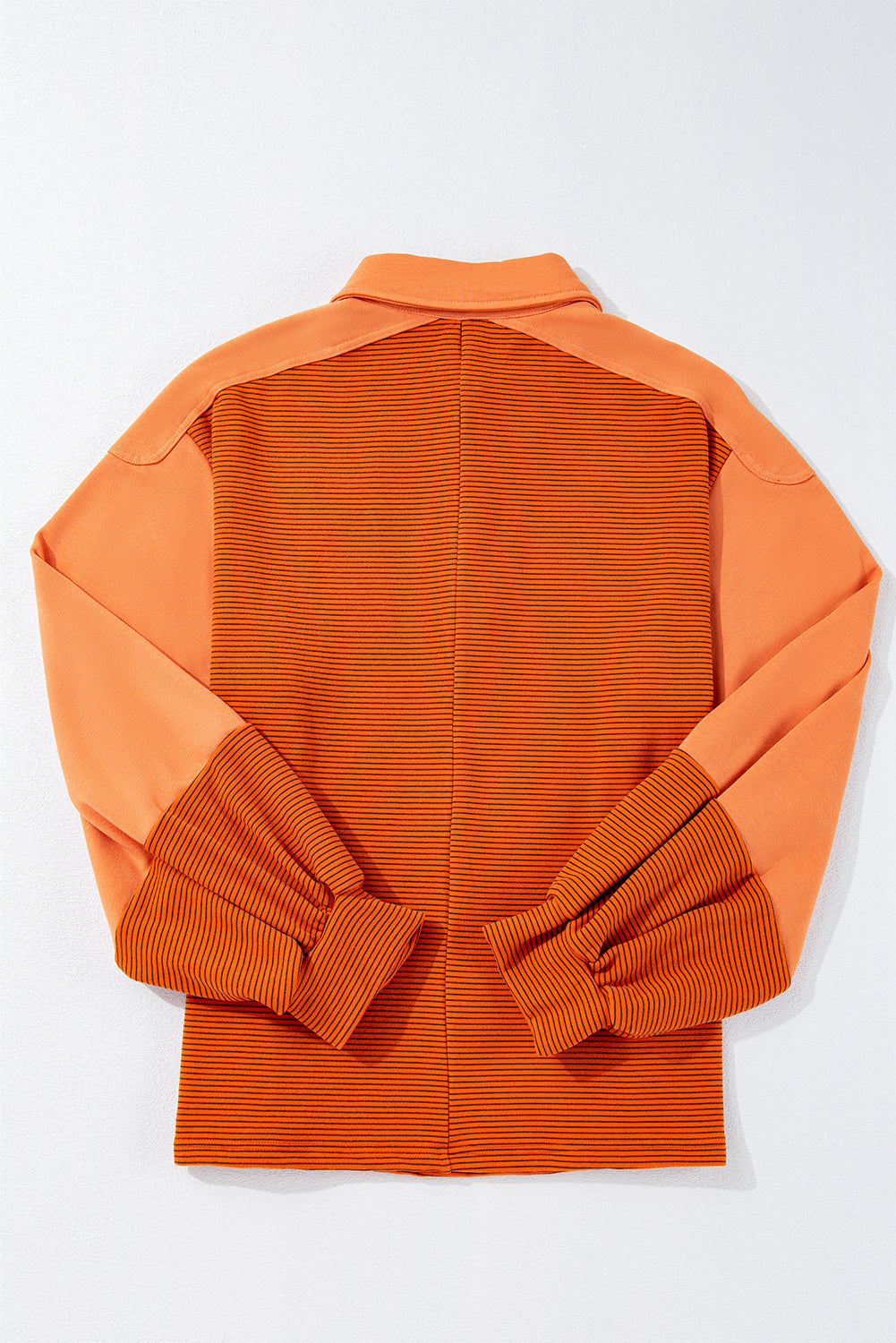 Camiseta de interruptor Henley con rayas expuestas y costuras, collar doblado, mangas hinchadas