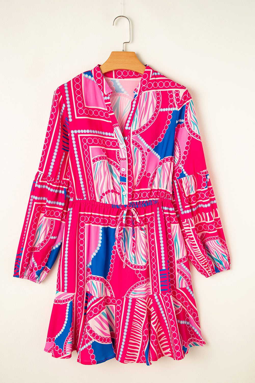 Mini-robe à volants et manches bouffantes *