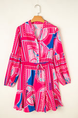 Mini-robe à volants et manches bouffantes *