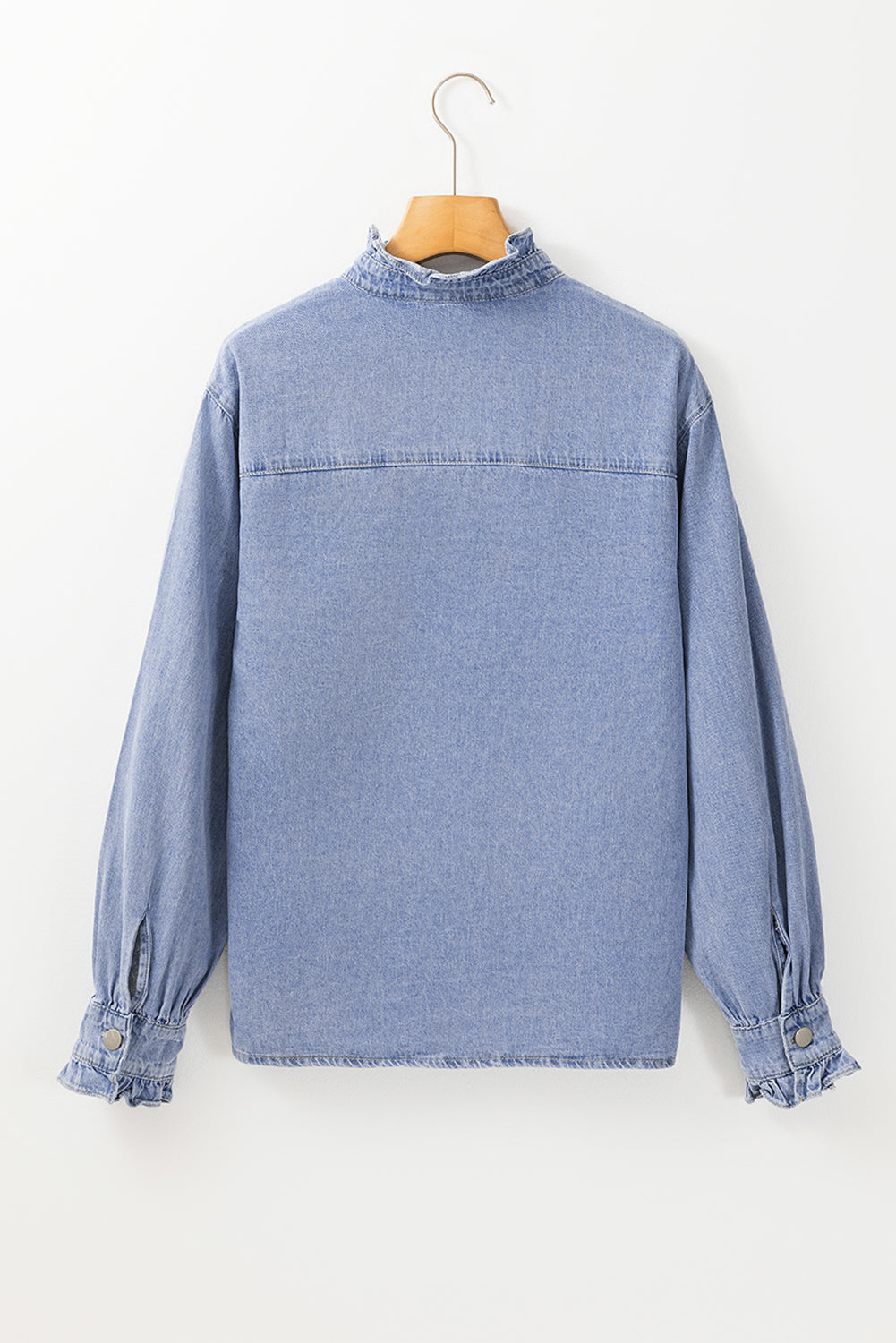 Chemise en jean boutonnée à manches longues et à volants Beau Blue-A WOMAN WE LOVE