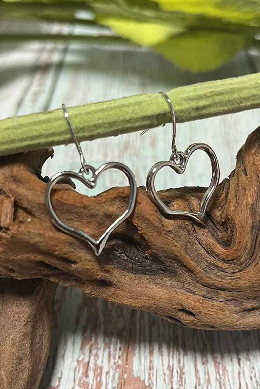 Boucles d'oreilles pendantes à crochet en forme de cœur argenté-A WOMAN WE LOVE