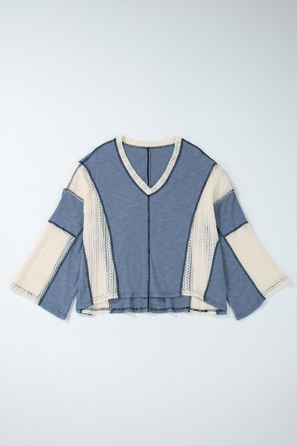 Haut ample haut bas bleu Ashleigh avec détails en crochet et coutures apparentes