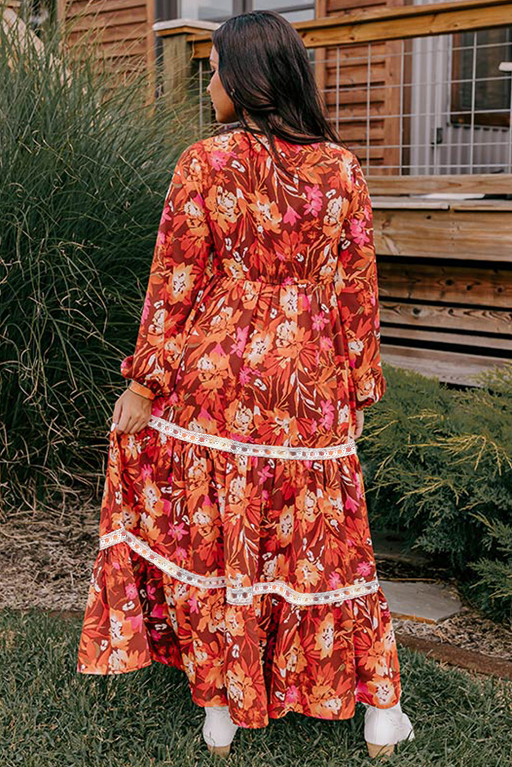 Robe longue orange à imprimé floral et bordure en dentelle patchée à col en V