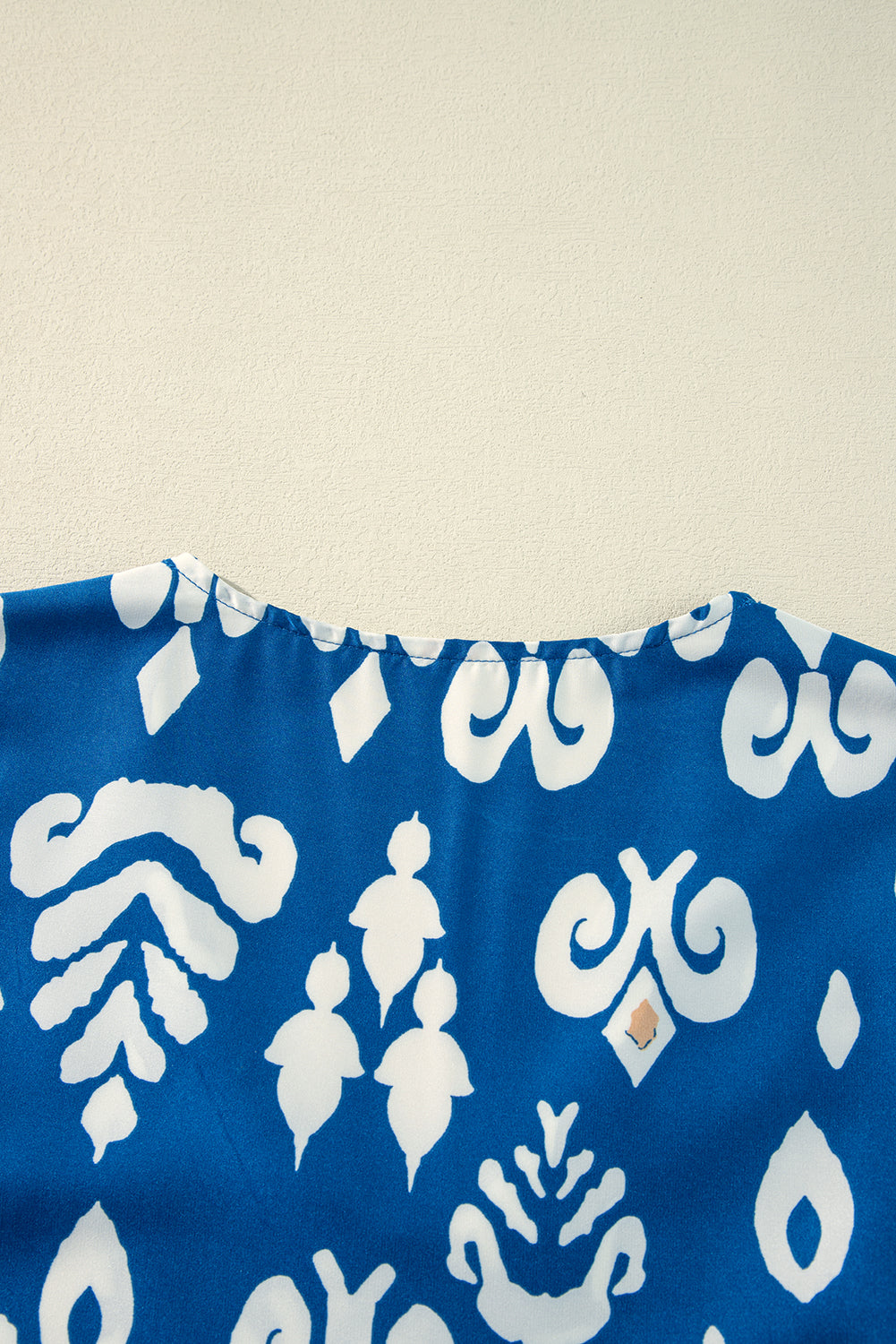 Chemisier coupe fluide à manches 3/4 et imprimé géométrique tribal bleu-A WOMAN WE LOVE