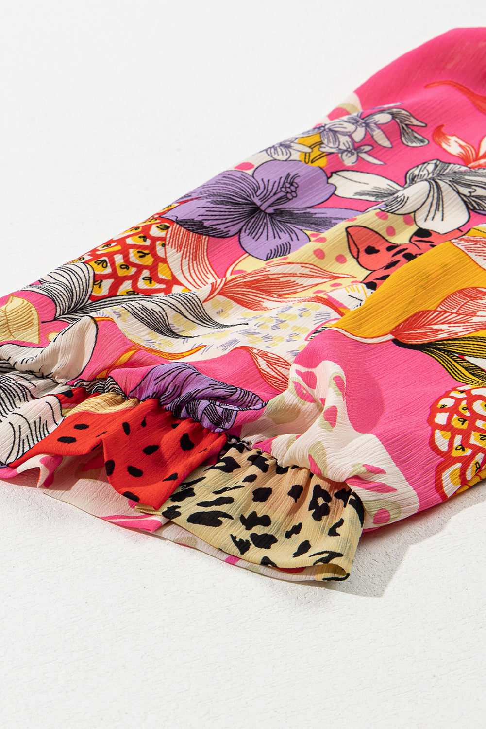 Chemise à manches bulles à volants et boutonnée à imprimé floral abstrait rouge-A WOMAN WE LOVE