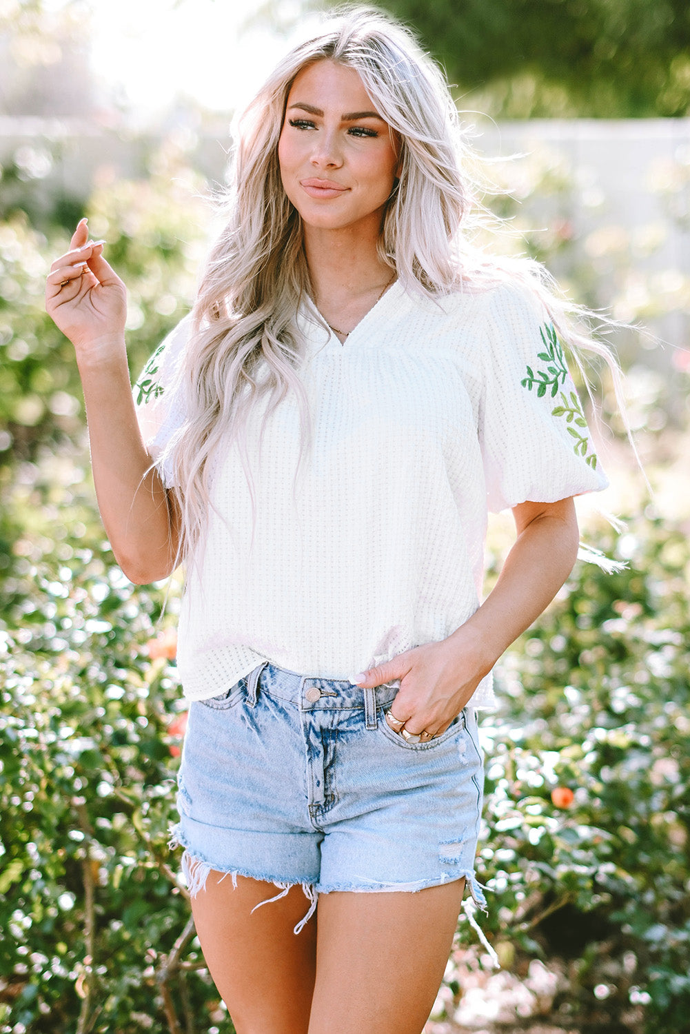 Blouse blanche à col  de fleurs-A WOMAN WE LOVE
