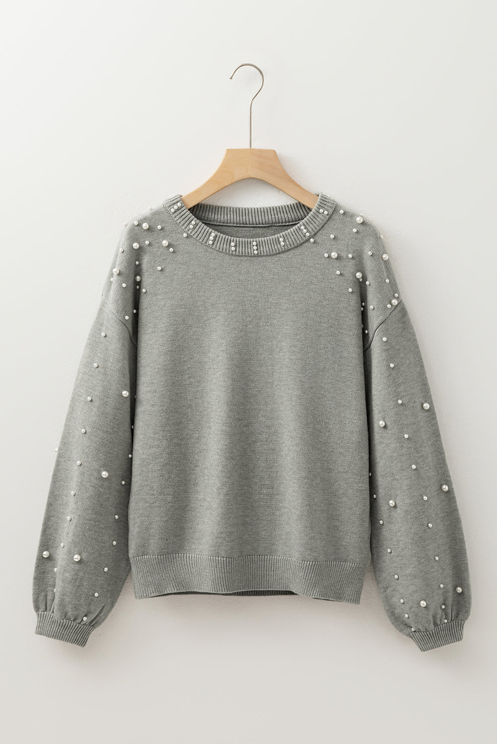 Pull gris clair à col rond et épaules tombantes perlées