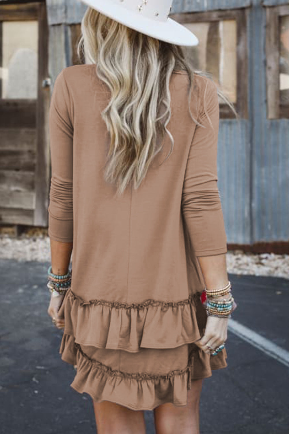 Long sleeve mini-robe and neckline released in goat
