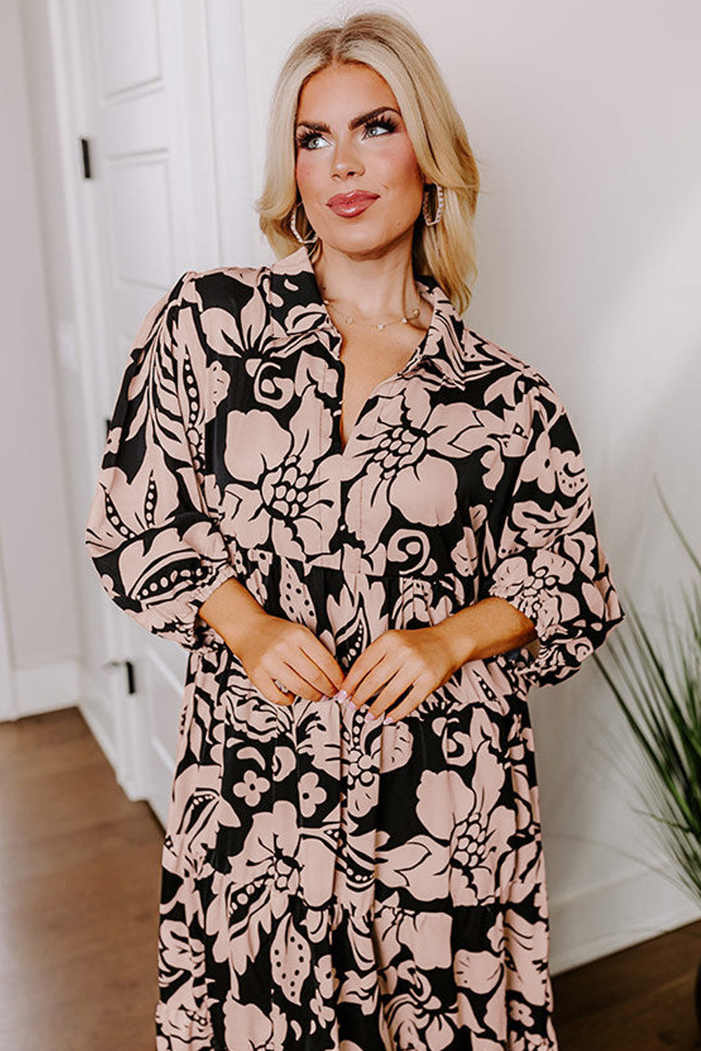 Robe longue noire à col imprimé floral et manches bouffantes de grande taille