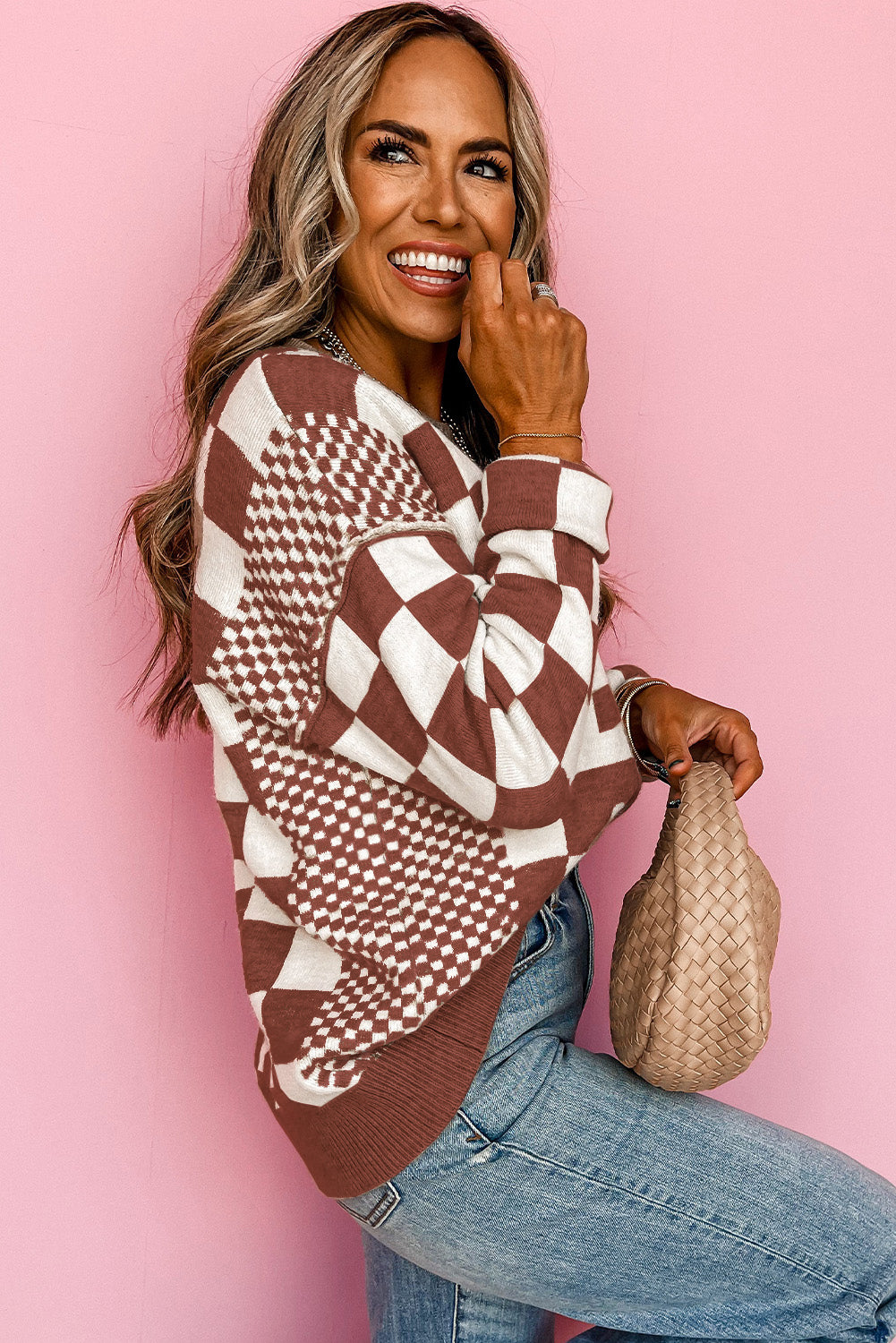 Brown sweater with round neck and dropped shoulders in a plaid print