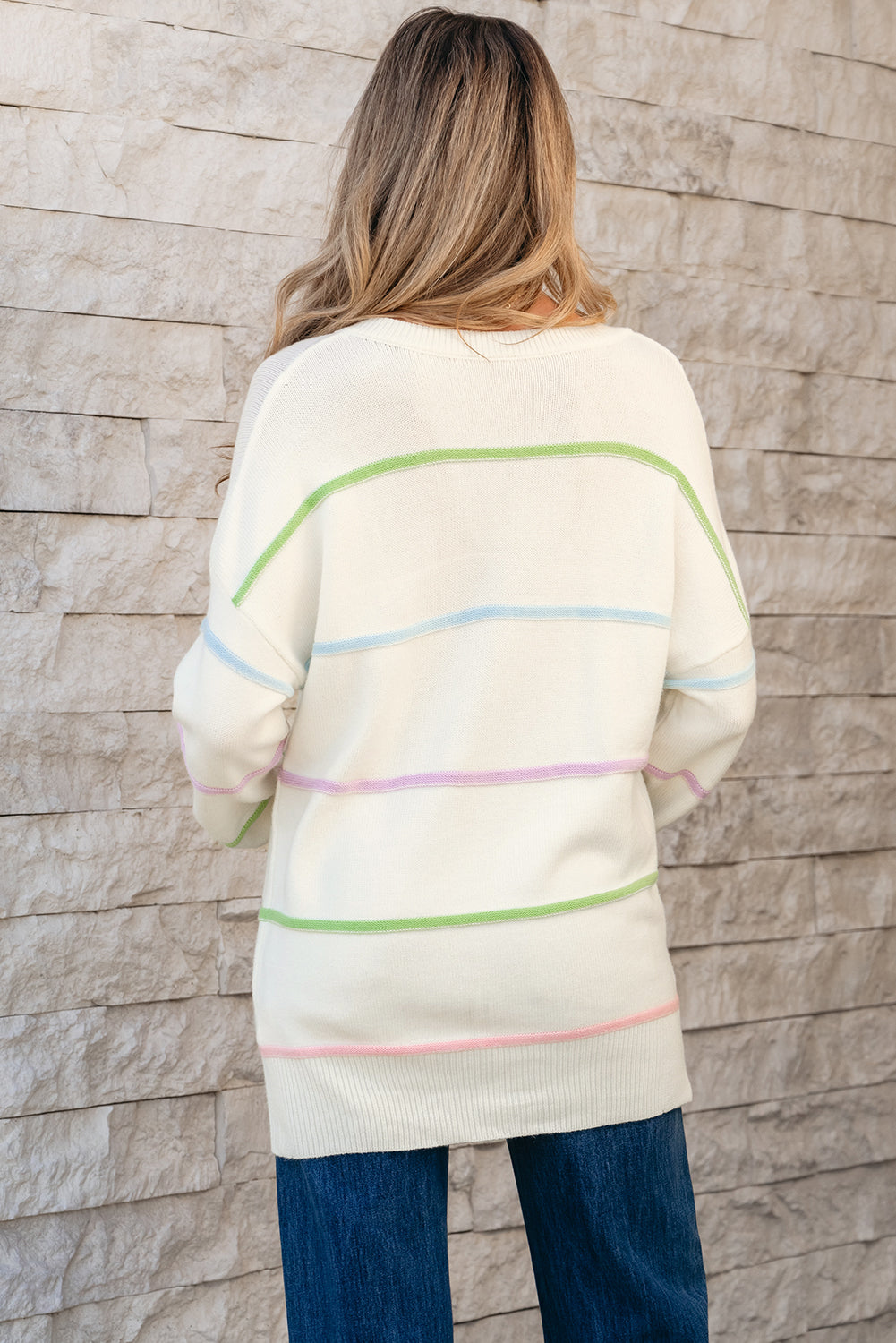 Tirar holgado de Henley blanco con rayas arcoiris y hombros caídos