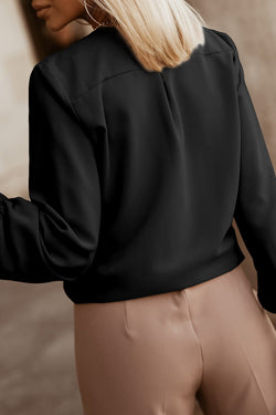 Black shirt with neck of the neck and expanded extended cuffs