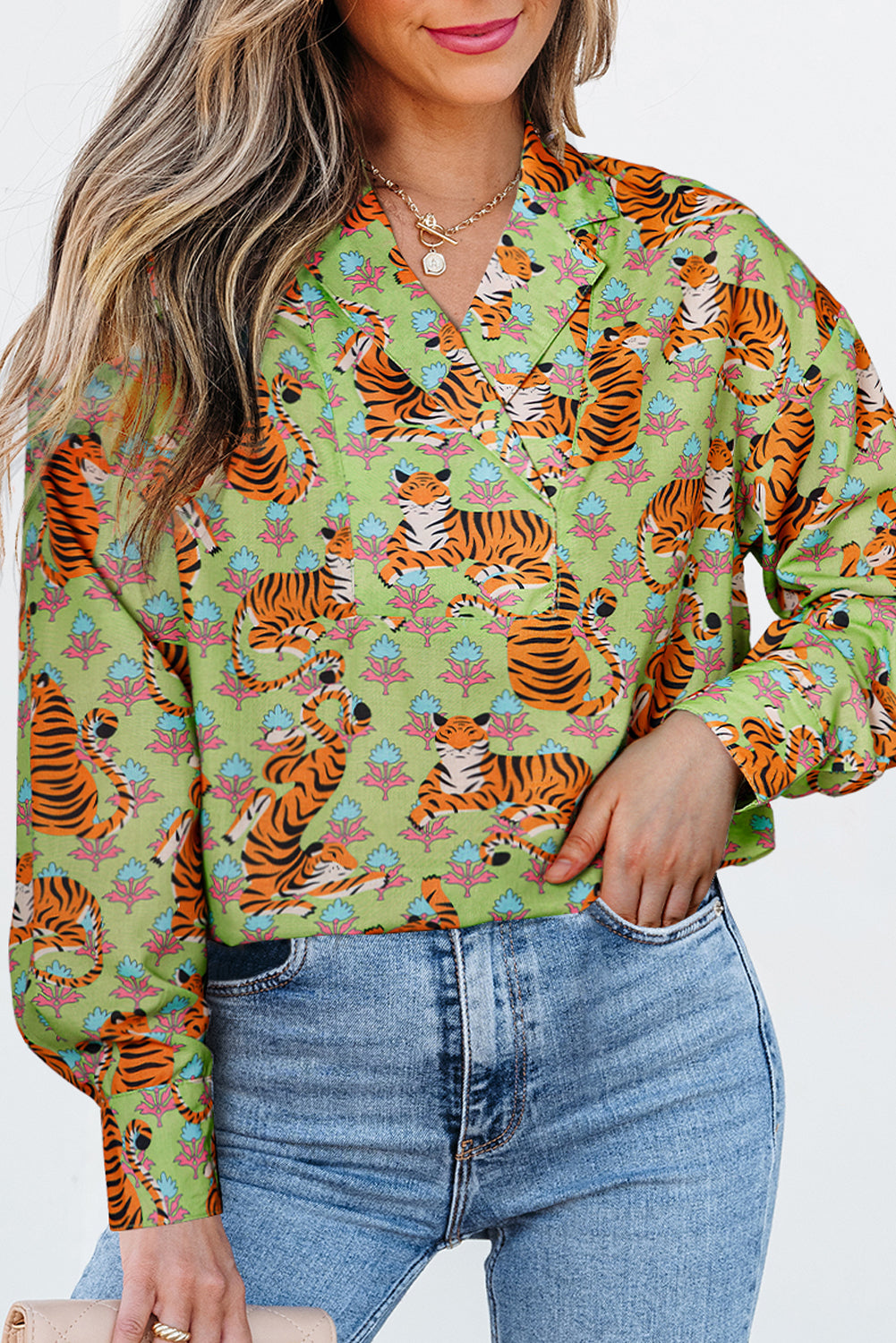 Camisa en V decretada y estampado floral de tigre verde