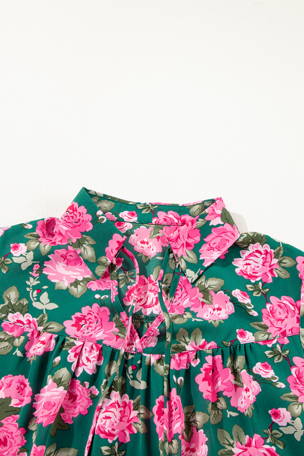 Green blouse with puffy sleeves and tied collar with floral print *