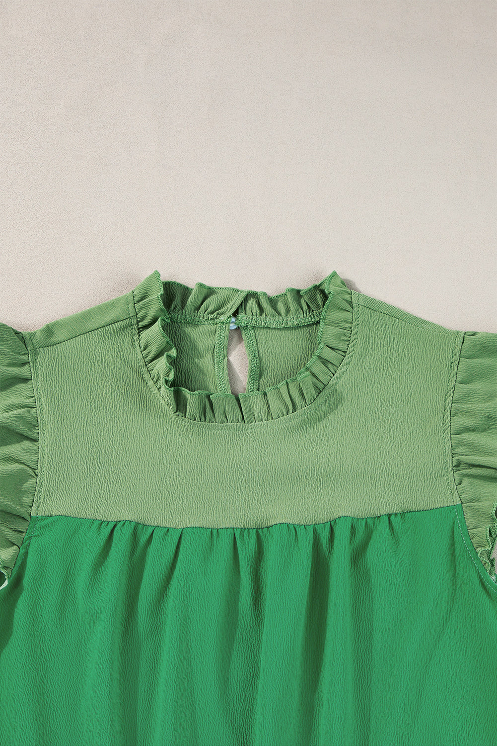 Blusa de manga de aleteo de dos tonos verdes brillantes